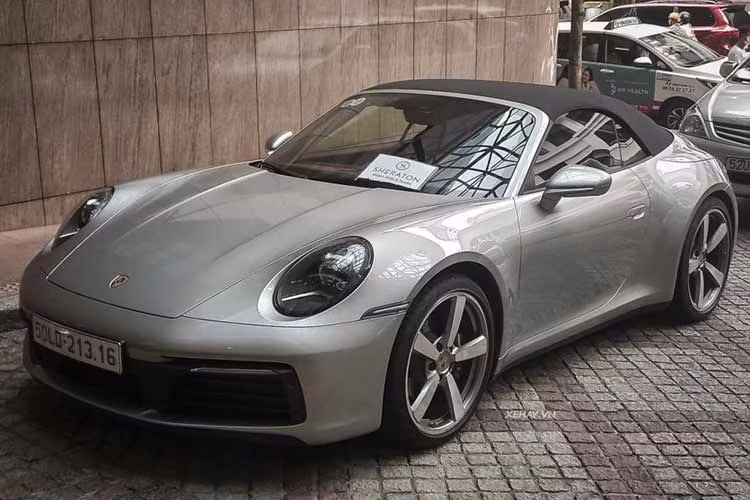 Chiếc Porsche 911 Carrera S Cabriolet của NTK Thái Công là phiên bản mui trần, xe sở hữu màu sơn bạc cá tính. Siêu xe thể thao đến từ nước Đức được trang bị đèn pha LED-Matrix màu đen với thiết kế lồi đặc trưng cùng tạo hình oval dọc quen thuộc. 