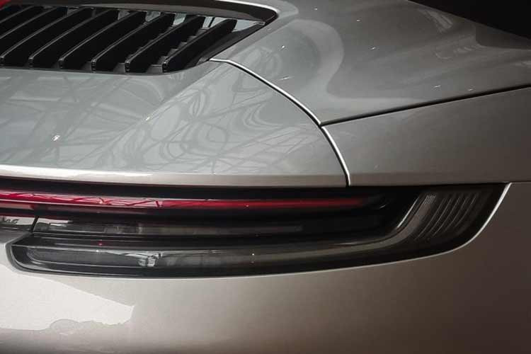 Sự đẳng cấp bên trong xe còn được thể hiện qua ghế ngồi với sự gia công vô cùng tỉ mỉ. Ghế có thiết kế thể thao, kết hợp hài hòa giữa chất liệu da cao cấp với những đường chỉ khâu thủ công cẩn thận, đi cùng với đó là các tính năng: chỉnh điện 18 hướng, sưởi, làm mát ghế… 