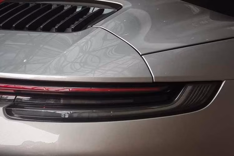 Sự đẳng cấp bên trong xe còn được thể hiện qua ghế ngồi với sự gia công vô cùng tỉ mỉ. Ghế có thiết kế thể thao, kết hợp hài hòa giữa chất liệu da cao cấp với những đường chỉ khâu thủ công cẩn thận, đi cùng với đó là các tính năng: chỉnh điện 18 hướng, sưởi, làm mát ghế… 