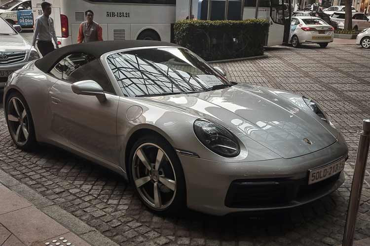 Tại Việt Nam, giá xe Porsche 911 Carrera S Cabriolet là 9,350 tỷ đồng, chưa tính các tùy chọn đi kèm và chi phí lăn bánh. Được biết, để xe có thể lăn bánh, vị đại gia này đã phải chi gần 12 tỷ đồng. Ngoài chiếc 911 mui trần mới tậu, trong gara của nhà thiết kế này còn có hai siêu phẩm Porsche Cayenne và MGA 1600.
