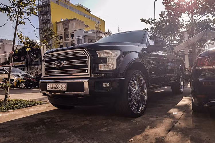 Mới đây, tại một sân vận động ở Cần Thơ đã khá nhộn nhịp khi chuẩn bị diễn ra một cuộc đua xe 125cc và 135cc toàn quốc sẽ khởi động vào đúng trưa ngày mùng 4 Tết Nguyên đán. Điểm đáng chú ý của sự kiện này không phải là bên trong trường đua mà chính là những chiếc xe ôtô biển khủng đỗ bên ngoài sân vận động tại Cần Thơ.