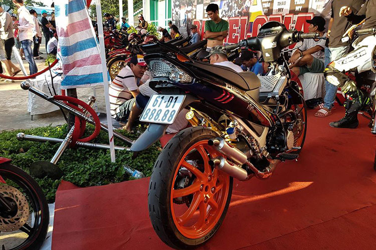 Được biết, tất cả dàn xe biển "tứ quý" này đều thuộc sở hữu của một đại gia Bình Dương, đồng thời là đơn vị tổ chức cuộc đua xe 125cc và 135cc toàn quốc tại một sân vận động ở Cần Thơ.