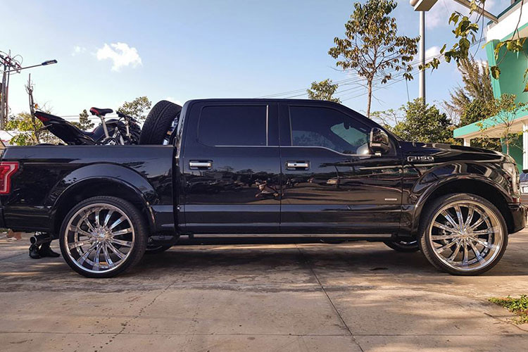 Chiếc xe bán tải Ford F-150 cũng được chủ nhân độ lại bộ mâm kích thước "khá" khủng lên đến size 24 inch và còn được mạ crôm sáng bóng. Riêng chiếc SUV hạng sang Lexus LX570 mang biển "tứ quý" 9 cũng được đại gia Bình Dương độ nhẹ lại ngoại thất. 