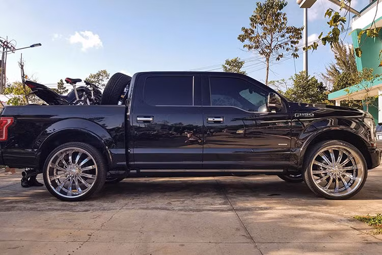 Chiếc xe bán tải Ford F-150 cũng được chủ nhân độ lại bộ mâm kích thước "khá" khủng lên đến size 24 inch và còn được mạ crôm sáng bóng. Riêng chiếc SUV hạng sang Lexus LX570 mang biển "tứ quý" 9 cũng được đại gia Bình Dương độ nhẹ lại ngoại thất. 