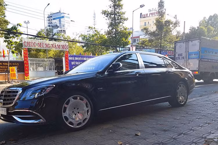 Khá trùng hợp là cả 2 chiếc xe gầm cao máy thoáng là Ford F-150 và Lexus LX570 lại cùng mang biển "tứ quý" 9. Biển này là anh cả trong các loại biển số. "Tứ quý" 9 như hàm ý chủ nhân sẽ mãi trường cửu và luôn gặp nhiều quý nhân phù hộ.