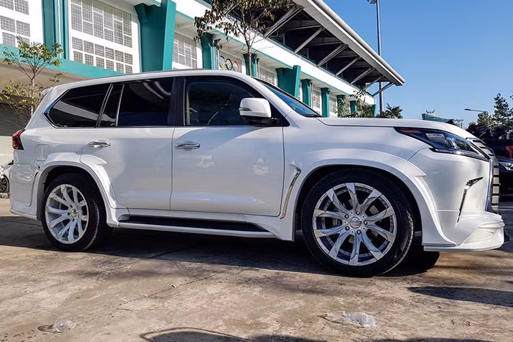 Ngoài dàn xe SUV hạng sang, xe bán tải, xe sang và cả xe siêu sang mang toàn biển "tứ quý", 1 chiếc xe đua được trưng bày bên trong sân vận động cở Cần Thơ mang biển kiểm soát Bình Dương với biển "ngũ quý" 8 đẹp mắt không kém.