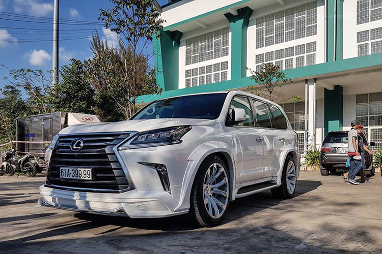 Ngoài chiếc xe siêu sang Mercedes-Maybach S600 này, trong đoàn xe của đại gia Bình Dương còn có 1 chiếc Lexus LS đời cũ cũng gây choáng ngợp khi mang biển "tứ quý" 8. Biển này mang hàm ý mãi phát tài và giúp chủ nhân luôn gặp nhiều may mắn trong công việc. 