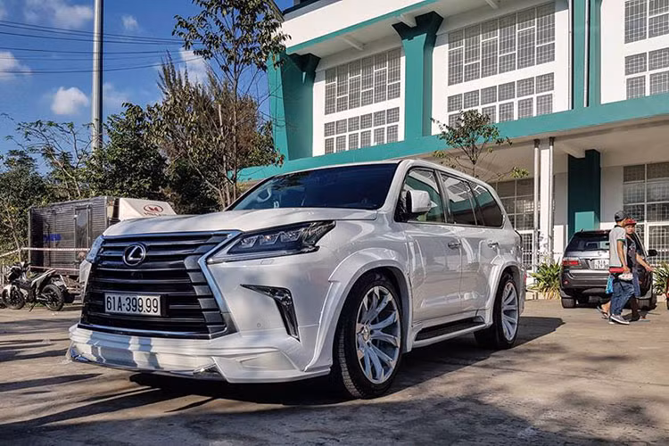 Ngoài chiếc xe siêu sang Mercedes-Maybach S600 này, trong đoàn xe của đại gia Bình Dương còn có 1 chiếc Lexus LS đời cũ cũng gây choáng ngợp khi mang biển "tứ quý" 8. Biển này mang hàm ý mãi phát tài và giúp chủ nhân luôn gặp nhiều may mắn trong công việc. 