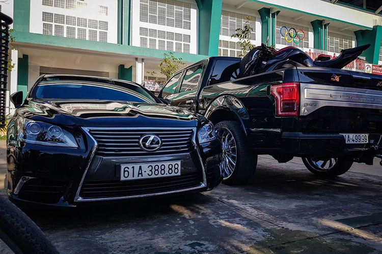 Trong đó, chiếc xe bán tải hạng nặng Ford F-150 và SUV hạng sang Lexus LX570 cùng mang biển "tứ quý" 9, ngoài ra, dàn xe biển "khủng" này còn có 1 chiếc sedan hạng sang Lexus và xe siêu sang Mercedes-Maybach S-Class lại đeo biển "tứ quý" 8. Cả 4 chiếc xe biển "tứ quý" này đều thuộc sở hữu của một đại gia Bình Dương. 