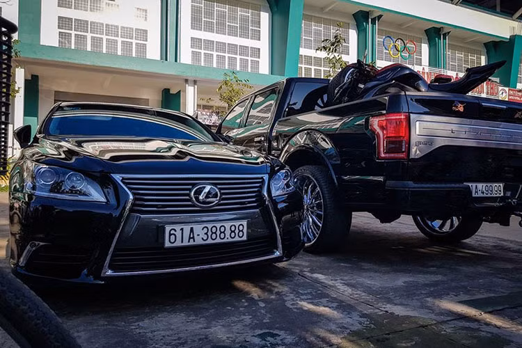 Trong đó, chiếc xe bán tải hạng nặng Ford F-150 và SUV hạng sang Lexus LX570 cùng mang biển "tứ quý" 9, ngoài ra, dàn xe biển "khủng" này còn có 1 chiếc sedan hạng sang Lexus và xe siêu sang Mercedes-Maybach S-Class lại đeo biển "tứ quý" 8. Cả 4 chiếc xe biển "tứ quý" này đều thuộc sở hữu của một đại gia Bình Dương. 