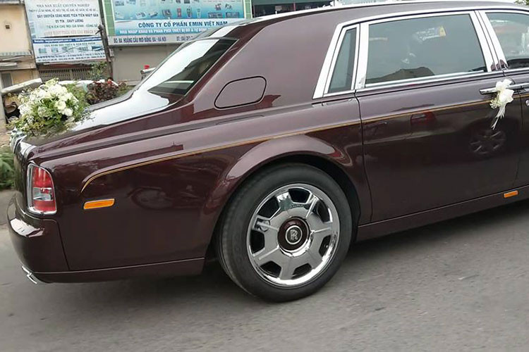 Phantom EWB tiêu chuẩn được trang bị bộ mâm 7 chấu lớn làm từ hợp kim mạ chrome sáng, hệ thống đèn pha được thiết kế lại sử dụng công nghệ LED hiện đại. Phần lưới tản nhiệt cũng được thiết kế thon gọn hơn, logo làm nhỏ hơn thế hệ trước. Cụm đèn hậu phía sau cũng được làm thon gọn hơn, hệ thống ống xả đơn đặt đối xứng 2 bên.