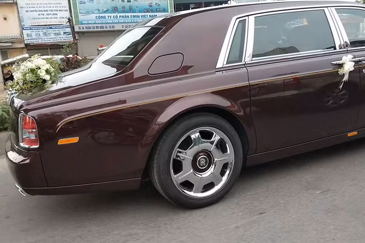 Phantom EWB tiêu chuẩn được trang bị bộ mâm 7 chấu lớn làm từ hợp kim mạ chrome sáng, hệ thống đèn pha được thiết kế lại sử dụng công nghệ LED hiện đại. Phần lưới tản nhiệt cũng được thiết kế thon gọn hơn, logo làm nhỏ hơn thế hệ trước. Cụm đèn hậu phía sau cũng được làm thon gọn hơn, hệ thống ống xả đơn đặt đối xứng 2 bên.