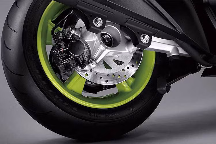 Với phiên bản 2018, hãng xe máy Yamaha đã bọc lại yên của Force 155 với 2 loại vải chống nước có bề mặt nhám/bóng khác nhau, kết hợp với những đường chỉ thêu tương phản khá đẹp mắt. Phanh đĩa đôi được trang bị cho cả hai bánh trước, sau nhưng không sử dụng chống bó cứng ABS.