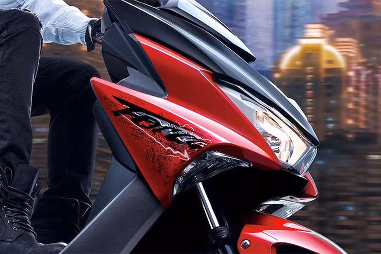 Với thế hệ mới nhất, Yamaha Force 155 mới được thương hiệu xe máy Nhật Bản thiết kế với phong cách rất sắc sảo và mạnh mẽ. Phần đầu xe có kiểu dáng pha kép khá giống mẫu sportbike Yamaha R3, trong khi tay lái của Force lại là dạng ghi-đông trần hiếm khi xuất hiện trên xe ga. 