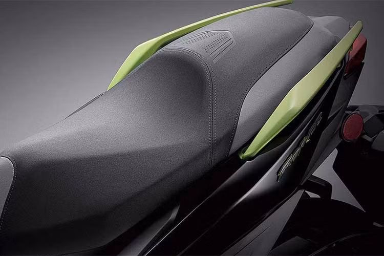 Phần đuôi xe được vuốt nhọn về phía sau, tay xách hợp kim màu cùng với yên cho hành khách cao hơn hẳn tạo cho chiếc xe kiểu dáng thể thao. Với trọng lượng 132kg, Force 155 là một chiếc xe khá to lớn và nặng nề.