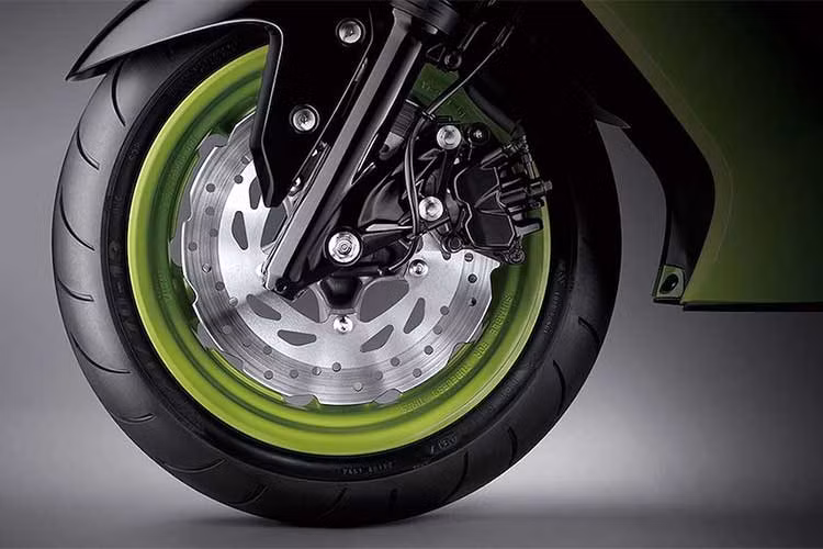 Xe sở hữu hệ thống phuộc trước dạng ống lồng, đường kính ti phuộc 33mm và phuộc sau monoshock không có khả năng điều chỉnh tải trọng.