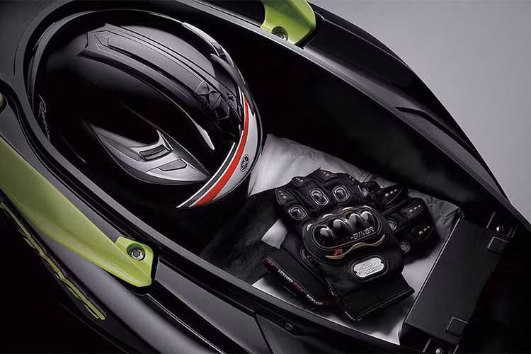 Các trang bị tiện nghi của Force 155 khá cơ bản với hệ thống khóa từ và đồng hồ điện tử. Ở bên dưới yên xe, khoang hành lý có dung tích đủ để chứa một mũ bảo hiểm cả đầu (full face) cùng các vật dụng cá nhân thường ngày như găng tay, hộp kính, túi đeo nhỏ...