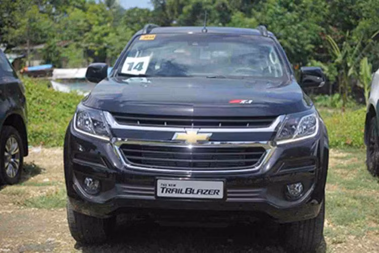 Tại thị trường Việt Nam, Chevrolet Trailblazer sẽ cạnh tranh với các đối thủ như Toyota Fortuner 2017, Mitsubishi Pajero Sport, Kia Sorento và Ford Everest. Tại thị trường Thái Lan, Chevrolet Trailblazer 2016 được bán với giá dao động từ 1,244 - 1,479 triệu Baht (tương đương 800 - 951 triệu đồng). Giá bán tại thị trường Việt Nam hiện chưa được tiết lộ. 