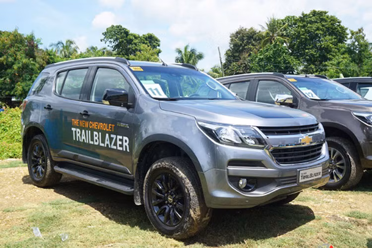 Tham dự triển lãm ôtô Việt Nam lần thứ 13 (diễn ra từ ngày 1 đến 5/8 tới đây), một số hãng xe đều giữ “quân át chủ bài” của mình tới phút chót, Chevrolet cũng không ngoại lệ. Tuy nhiên Chevrolet Mỹ đã hé lộ về “gương mặt” sáng giá nhất trong gian hàng của mình là mẫu SUV 7 chỗ cao cấp mang tên - Chevrolet Trailblazer 2017 mới.