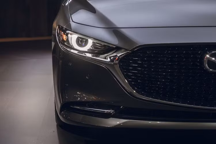 Chưa hết, Mazda3 2019 phiên bản hoàn toàn mới dự kiến sẽ còn có một phiên bản động cơ Skyactiv-X mạnh mẽ và tiết kiệm nhiên liệu ngang cả máy dầu diesel, loại động cơ này sử dụng hệ thống đánh lửa Spark Ignition Compression Ignition (SCCI) không dùng bugi.