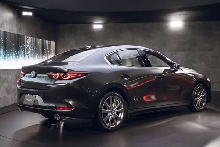 Ở các biến thể hàng đầu, Mazda3 2019 sedan FWD và AWD cao cấp nhất có giá lần lượt là 26.500 USD và 27.900 USD (khoảng 616,2 và 648,8 triệu đồng). Các trang bị tiêu chuẩn đáng chú ý gồm có: đèn pha LED, cửa sổ trời, nội thất bọc da (đen hoặc trắng), ghế chỉnh điện, màn hình hiển thị trên kính chắn gió và hệ thống âm thanh nổi 12 loa.