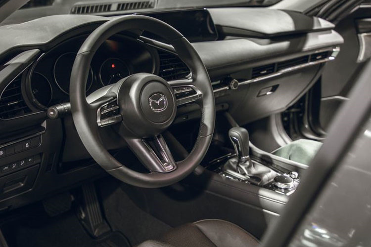 Tại thị trường Mỹ, Mazda3 2019 có 5 lựa chọn sơn ngoại thất: xanh dương Deep Crystal Blue Mica (tiêu chuẩn), đen Jet Black Mica (tiêu chuẩn), trắng Snowflake White Pearl Mica (tùy chọn giá 200 USD - khoảng 4,6 triệu đồng), xám Machine Gray Metallic (tùy chọn 300 USD - khoảng 6,9 triệu đồng) và đỏ Soul Red Crystal Metallic (tùy chọn 595 USD - khoảng 13,8 triệu đồng).