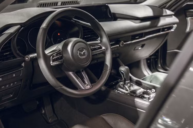 Tại thị trường Mỹ, Mazda3 2019 có 5 lựa chọn sơn ngoại thất: xanh dương Deep Crystal Blue Mica (tiêu chuẩn), đen Jet Black Mica (tiêu chuẩn), trắng Snowflake White Pearl Mica (tùy chọn giá 200 USD - khoảng 4,6 triệu đồng), xám Machine Gray Metallic (tùy chọn 300 USD - khoảng 6,9 triệu đồng) và đỏ Soul Red Crystal Metallic (tùy chọn 595 USD - khoảng 13,8 triệu đồng).