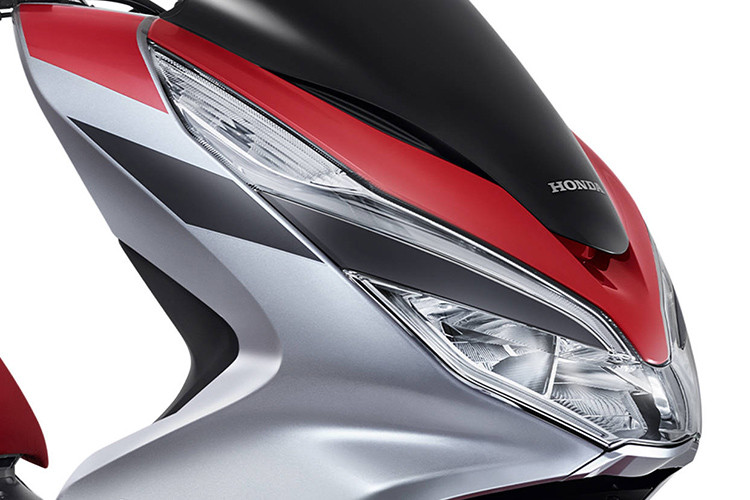 Phía trước của xe được cải tiến hơn bằng cách tạo thêm điểm nhấn cho phần đèn trước thông qua việc sử dụng tấm ốp đặt giữa đèn pha và đèn định vị, đồng thời vị trí của 2 đèn cũng được bố trí chếch lên phía trên, góp phần tăng thêm độ sắc sảo và cảm giác bề thế của cụm đèn, mang lại cảm giác oai vệ và hiện đại cho phần đầu xe.