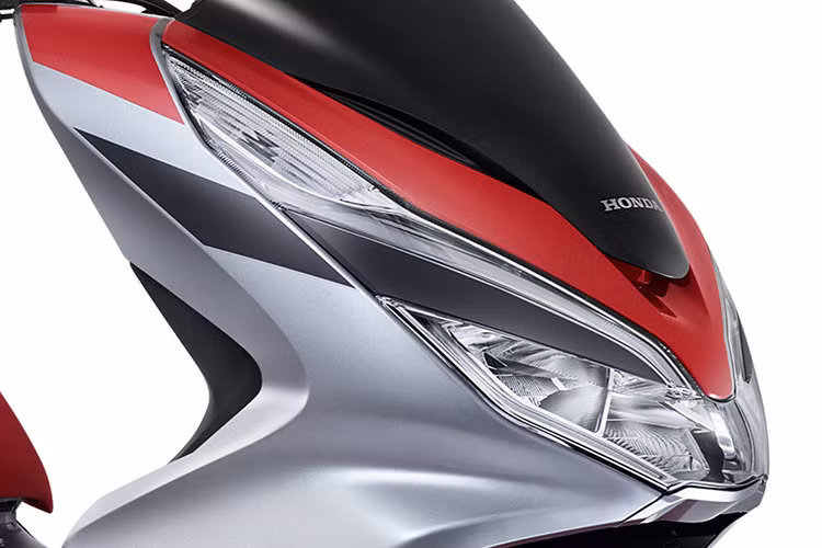 Phía trước của xe được cải tiến hơn bằng cách tạo thêm điểm nhấn cho phần đèn trước thông qua việc sử dụng tấm ốp đặt giữa đèn pha và đèn định vị, đồng thời vị trí của 2 đèn cũng được bố trí chếch lên phía trên, góp phần tăng thêm độ sắc sảo và cảm giác bề thế của cụm đèn, mang lại cảm giác oai vệ và hiện đại cho phần đầu xe.