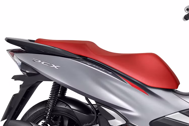 Khung xe Honda PCX 150 sẽ chuyển từ dạng Underbone sang dạng khung treo võng đôi, giúp tăng độ vững chắc cho hệ thống khung sườn, tăng khả năng điều khiển, đồng thời khai thác triệt để được công suất động cơ. Dung tích cốp xe được tăng thêm 1 lít so với phiên bản trước (27 lít), đi kèm là xạc thiết bị di động ở hộc đựng đồ phía trước.