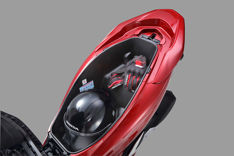 Bên cạnh đó, ống phuộc sau cũng được đặt lại ở phía sau thân xe. Thiết kế phía sau vẫn duy trì sự thanh mảnh và tinh tế, tuy nhiên cụm đèn sau được thiết kế hai tầng có kích thước lớn hơn, tạo hình chữ X cách điệu, cho hình dạng phát sáng độc đáo mà vẫn giữ được nét sắc sảo riêng.