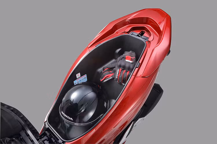 Bên cạnh đó, ống phuộc sau cũng được đặt lại ở phía sau thân xe. Thiết kế phía sau vẫn duy trì sự thanh mảnh và tinh tế, tuy nhiên cụm đèn sau được thiết kế hai tầng có kích thước lớn hơn, tạo hình chữ X cách điệu, cho hình dạng phát sáng độc đáo mà vẫn giữ được nét sắc sảo riêng.