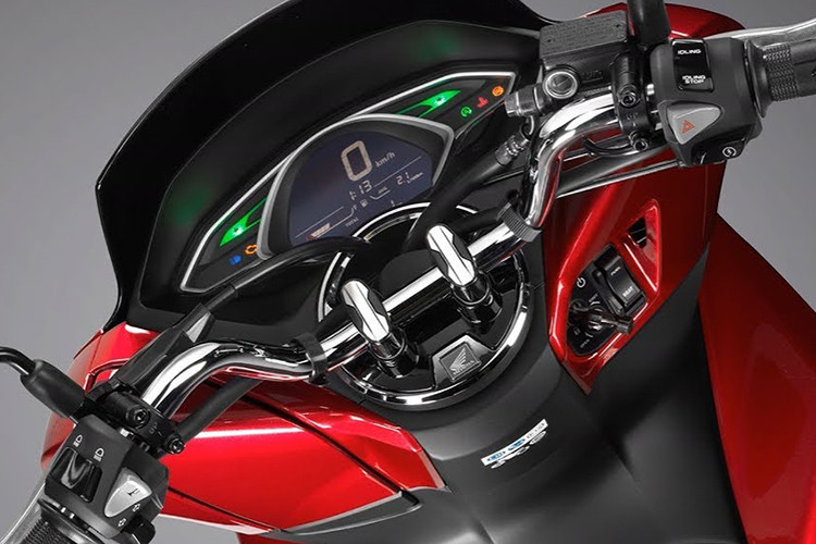 Xe sử dụng đồng hồ hiển thị kỹ thuật số LCD đảo ngược để tăng độ sắc sảo trong việc hiển thị thông tin trên đồng hồ. Hơn nữa, khu vực hiển thị lớn ở giữa được lắp đặt để bố trí công tơ mét, đồng hồ thời gian, mức tiêu thụ nhiên liệu trung bình và đồng hồ đo nhiên liệu giúp đảm bảo tầm nhìn tốt, giúp người lái quan sát thông tin dễ dàng...