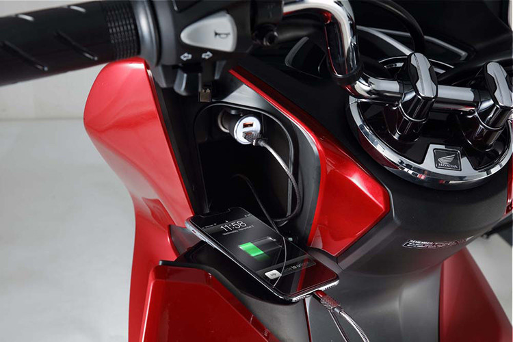 Honda PCX 150 phiên bản 2019 tại Brazil cũng được trang bị hệ thống khóa thông minh Honda SMART Key (tùy từng phiên bản). Với mục tiêu tăng sự thoải mái khi điều khiển xe ở địa hình đường phố và cả nông thôn, khung xe và hệ thống giảm xóc đã được cải tiến đáng kể.