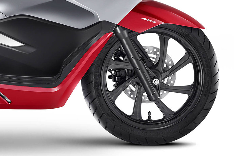 Honda PCX tại Brazil đã có một trang bị an toàn thiếu vắng ở phiên bản PCX được bán ở Việt Nam hay các thị trường khác trong khu vực Đông Nam Á: phanh đĩa cho bánh sau. Với việc nâng cấp lên phanh đĩa, chiếc xe cũng đồng thời được cải tiến với ABS 2 kênh ở bản Sport và Deluxe.