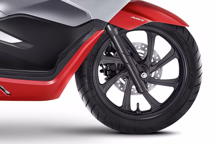 Honda PCX tại Brazil đã có một trang bị an toàn thiếu vắng ở phiên bản PCX được bán ở Việt Nam hay các thị trường khác trong khu vực Đông Nam Á: phanh đĩa cho bánh sau. Với việc nâng cấp lên phanh đĩa, chiếc xe cũng đồng thời được cải tiến với ABS 2 kênh ở bản Sport và Deluxe.