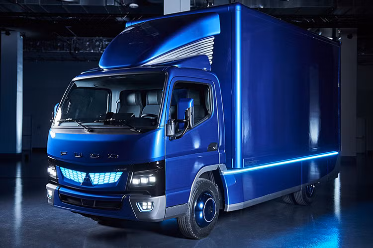 FUSO eCanter hoàn toàn chạy điện là một câu trả lời của thương hiệu MFTBC đáp ứng nhu cầu cần một dòng xe tải không phát thải, không ồn ào sử dụng làm phương tiện vận chuyển hàng hóa trong các thành thị.