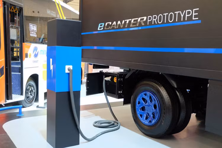 Bên cạnh là một chiếc xe thân thiện môi trường, xe tải chạy điện Fuso eCanter cũng đem lại hiệu quả kinh tế cũng như việc thân thiện với môi trường hơn cho người sử dụng vào thời điểm hiện nay cũng như mai sau.