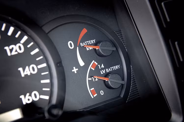 Theo MFTB cho hay, mẫu xe tải chạy điện này có tầm hoạt động 100km cho mỗi lần sạc đầy điện và tải trọng lên tới 3,5 tấn – tùy theo kiểu thân xe và cách sử dụng. Hệ động lực điện của eCanter gồm 6 bộ pin nguồn lithium-ion điện áp cao và mỗi bộ pin có dung lượng 13,8kWh.