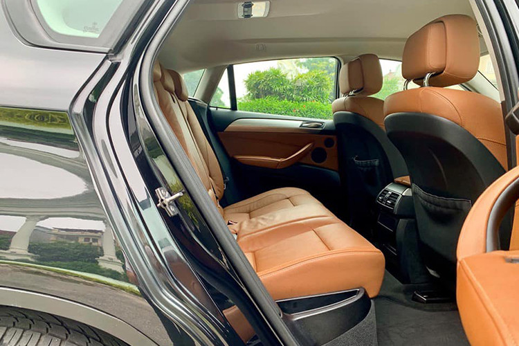 Vị trí lái của X6 có tầm nhìn trước tốt do ghế lái cao, nhưng thiết kế đuôi xe kiểu coupe đã hạn chế rất nhiều tầm nhìn sau; ngoài ra, điều này còn khiến không gian trên đầu người ngồi sau bị hẹp lại.