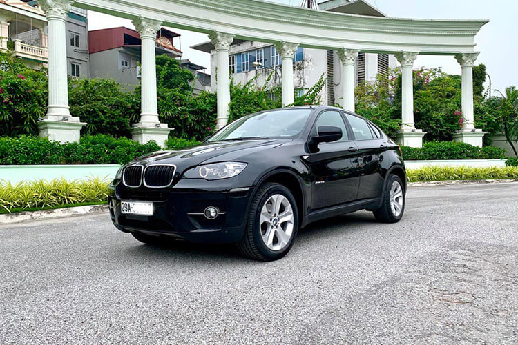Giá xe BMW X6 cũ đời 2012 này hiện đang được chủ nhân giao bán lại với mức giá chỉ 1,2 tỷ đồng tại Việt Nam - rẻ hơn khá nhiều so với mức giá 3,29 tỷ đồng cách đây 7 năm. Nếu xét ở phân khúc xe sang so với nhiều đối thủ thì mẫu xe này được xem là rẻ, tuy nhiên người dùng sẽ mất kha khá tiền cho việc bảo hành, bảo dưỡng.
