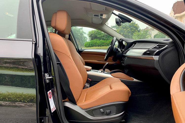 BMW X6 được trang bị hệ thống an toàn chủ động, tích hợp kiểm soát độ bám đường DTC, kiểm soát phanh khi vào cua CBC, hệ thống ổn định thân xe điện tử DSC… Ngoài ra, X6 có hệ thống hỗ trợ lên/xuống dốc, hệ thống túi khí trước, bảo vệ đầu và cạnh bên cho hàng ghế trước.