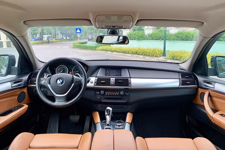 Bên trong nội thất, cách bố trí thiết bị trên BMW X6 khá đơn giản, hiệu quả, một núm tròn để điều khiển hệ thống âm thanh và điều hòa. Nội thất của chiếc xe được bọc chất liệu da mềm, với những chiếc ghế cực kỳ thoải mái. Chiếc xe có khoang hành lý lớn hơn thế hệ cũ, hàng ghế sau được bố trí tỷ lệ 40/20/40.