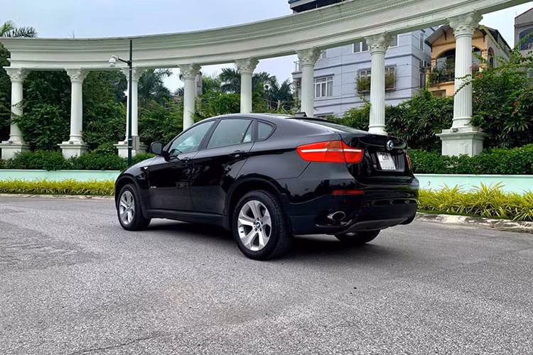 BMW X6 phiên bản 2012 vẫn được trang bị động cơ I6 dung tích 3.0L kết hợp với hệ thống dẫn động bốn bánh xDrive như thế hệ tiền nhiệm trước đó, nhưng có thêm hỗ trợ tăng áp TwinPower Turbo, hệ thống phun nhiên liệu trực tiếp và điều khiển van biến thiên Valvetronic.