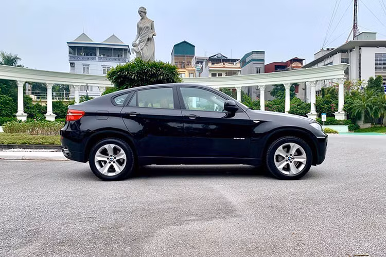 BMW X6 ra đời nhằm tiếp nối sự thành công của người anh em X5 tuy nhiên được thiết kế hướng đến chất thể thao và có phần sexy hơn. Sự khác biệt lớn nhất giữa X5 và X6 chính là ở thiết kế phần đuôi xe. Xe sở hữu phần mui trượt ra phía sau tạo dáng vẻ ngoại thất mềm mại và thể thao.