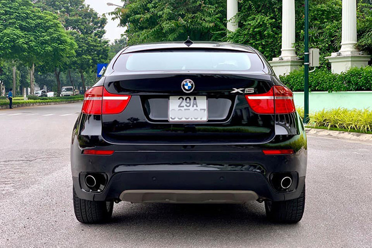 BMW X6 đời 2012 cũng là dòng xe đầu tiên được trang bị hệ thống truyền lực đẩy thông minh (Dynamic Performance Control) - một tính năng sẽ được trang bị cho tất cả các mẫu xe cao cấp của BMW sau này. Các trang bị cơ bản trên xe, phần thân xe, khung xe bằng nhôm và thép, vỏ xe bằng nhôm và ma-giê…