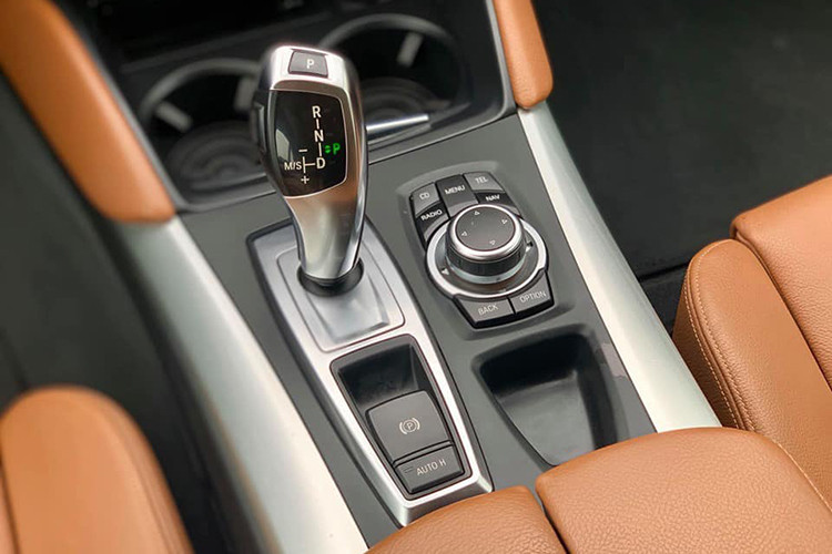 Phía trung tâm bảng điều khiển là màn hình giải trí cỡ lớn với đầu đọc DVD cho chất lượng âm thanh và hình ảnh tốt. Xe cũng được trang bị hệ thống điều hòa 4 vùng với khả năng điều khiển nhiệt độ từng vùng riêng biệt. Gương chiếu hậu điều khiển điện với khả năng chống chói.