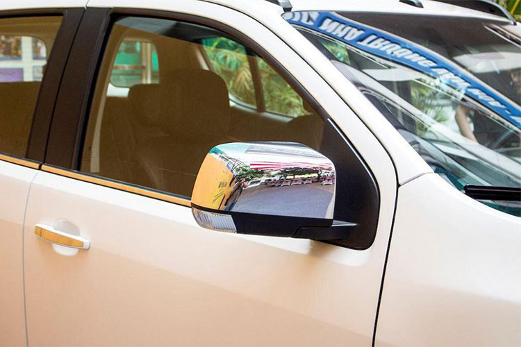 Nhìn tổng thể, Chevrolet Trailblazer 7 chỗ mới mang trên mình ngôn ngữ thiết kế ngoại thất cơ bắp đặc trưng của dòng xe Mỹ, thừa hưởng hệ thống khung sàn và một số đường nét thiết kế giống với mẫu bán tải Colorado khiến xe mạnh mẽ và khỏe khoắn với những đường nét góc cạnh.