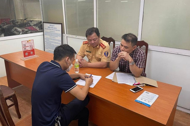 Xe taxi Hyundai i10 tai Ha Noi che bien so bi phat 5 trieu dong