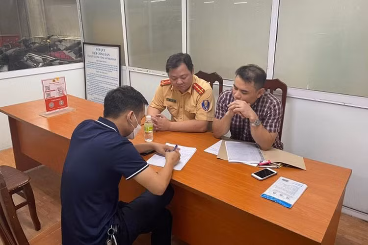 Xe taxi Hyundai i10 tai Ha Noi che bien so bi phat 5 trieu dong